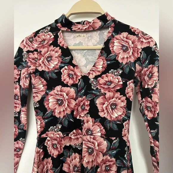 HOLLISTER floral choker neck skater dress - Picture 2 of 8